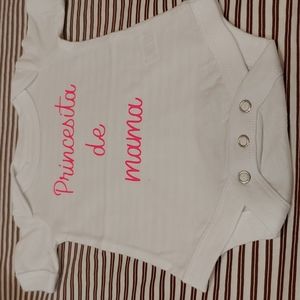 3 FOR  $18 NEW ONESIE (SPANISH)